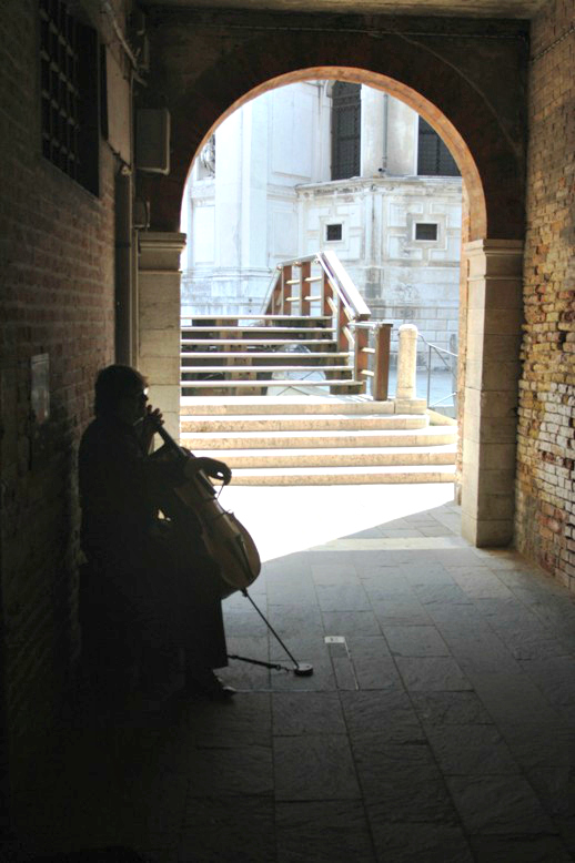 Cellist in a tunnel